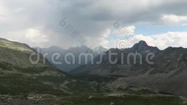 隐藏的风景如画的山谷风景.. 闪电在阿尔泰山的视频中被捕捉到。